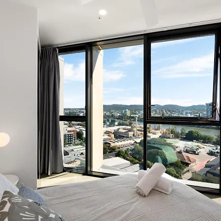 Floor To Ceiling River& Mountain View Location Apartment Brisbane
