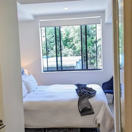 Located Within Walking Distance Of Great Breweries And Restaurants Apartment *