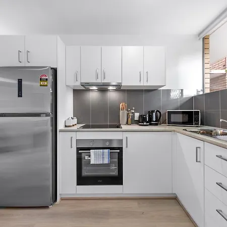 Sunny 1br Near Hospital, Qut & Cbd With Parking! Apartment *