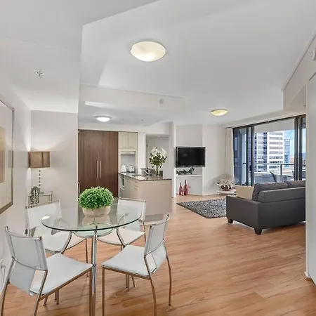 Inner-city Vibes! 2bed/1bath/1car/pool/balcony~cbd
