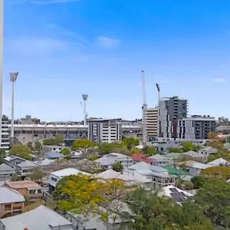 Gabba Oasis - Luxury 3br & Pool Apartment Brisbane