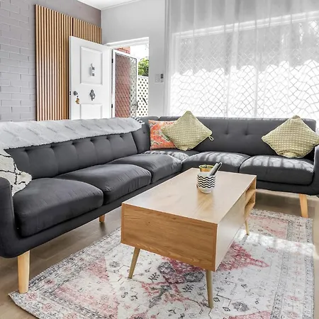 Apartment Charming 2-bed Near River & *