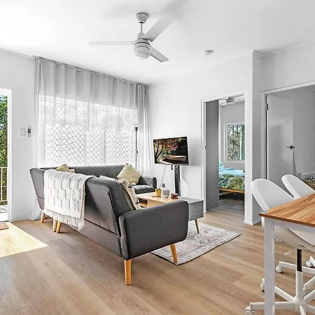 Apartment Charming 2-bed Near River &