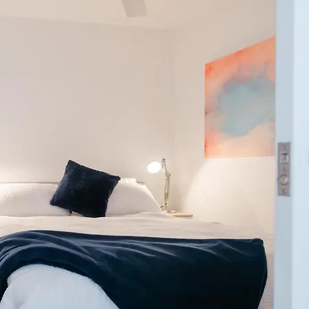 Bright Cbd 2 Bedroom Resort-style Escape