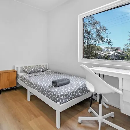 Apartment Charming 2-bed Near River & Brisbane