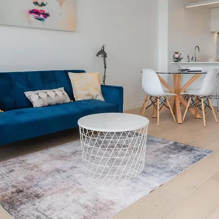 Bright Cbd 2 Bedroom Resort-style Escape Apartment