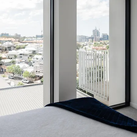 Bright Cbd 2 Bedroom Resort-style Escape Apartment