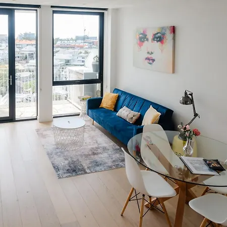 Bright Cbd 2 Bedroom Resort-style Escape *