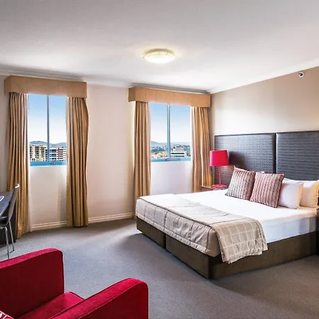Hotel Mantra On Queen 4*