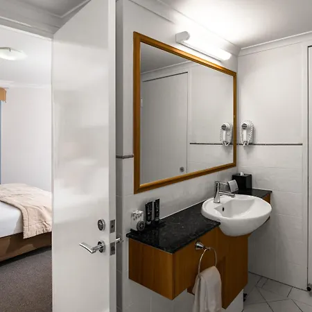 Hotel Mantra On Queen 4*