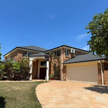 Spacious Family Retreat With Pool In Carindale Brisbane