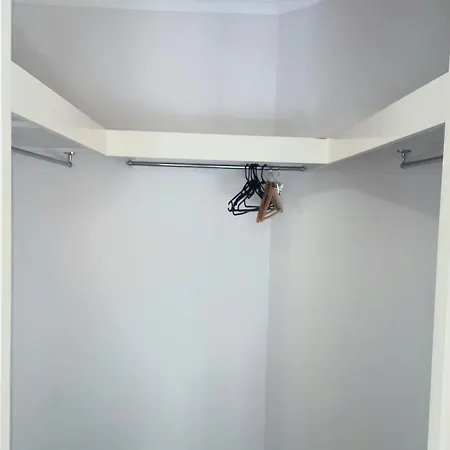 3mins Walk To Shopping Centre&city Bus, Airport