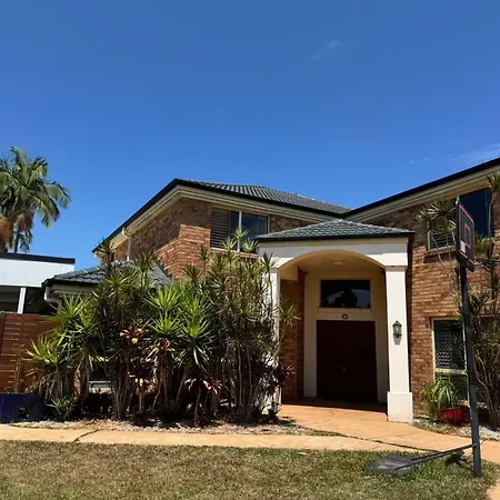 Spacious Family Retreat With Pool In Carindale Villa Brisbane