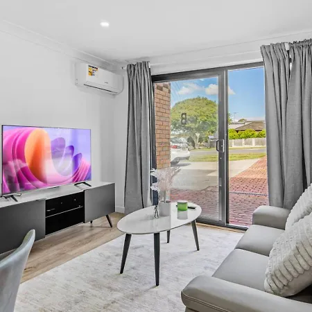 Spacious Twin Q Beds Sleep 4 Budget Friendly Holiday home Brisbane