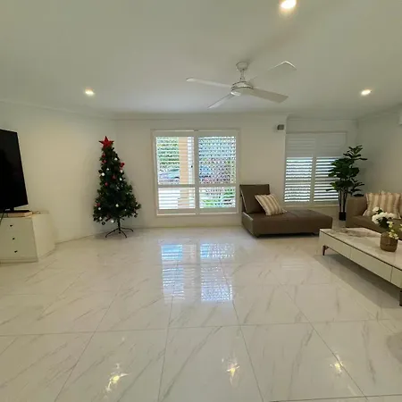 Spacious Family Retreat With Pool In Carindale