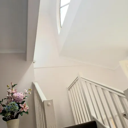 3mins Walk To Shopping Centre&city Bus, Airport