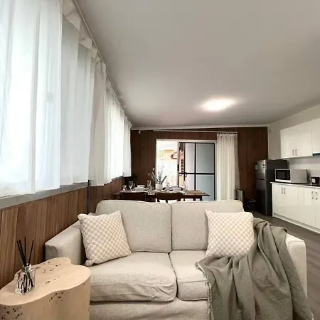 Private Spacious King Bed Walk To Hubs Holiday home *
