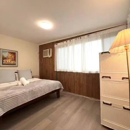 Private Spacious King Bed Walk To Hubs *