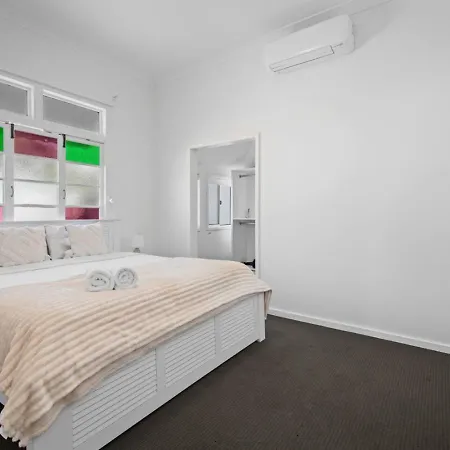 Stylish Escape With Balcony Near Rbwh And Cbd *