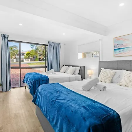 Holiday home Spacious Twin Q Beds Sleep 4 Budget Friendly