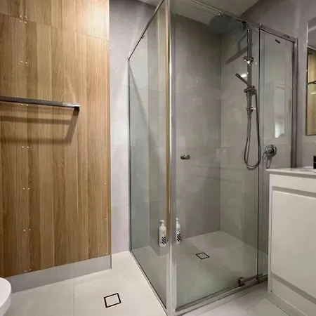 Private Spacious King Bed Walk To Hubs Holiday home *