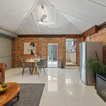 Holiday home Urban Comfort Cozy And Convenient With A Shared Pool Brisbane