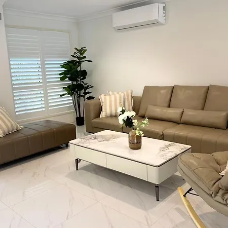 Spacious Family Retreat With Pool In Carindale *
