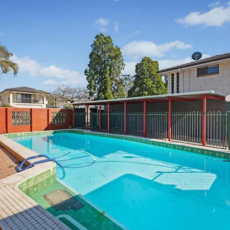 Holiday home Sunny 4br With Pool In Prime Location