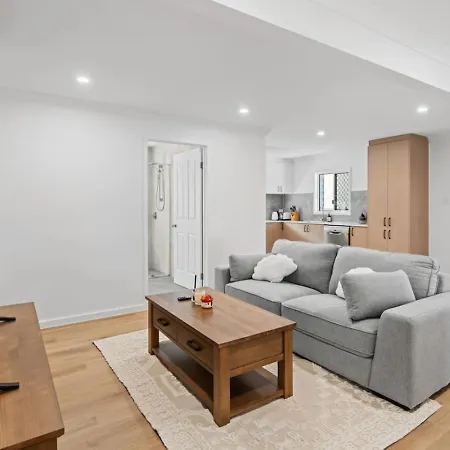 Holiday home Spacious Dual Retreat Balcony Near Rbwh And Cbd