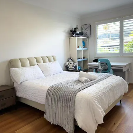 Spacious Family Retreat With Pool In Carindale *