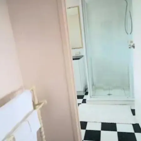 Air Conditioned Floral Youth Backpacker And House * Brisbane