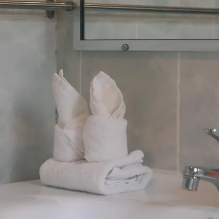 Urban Comfort Cozy And Convenient With A Shared Pool Holiday home *