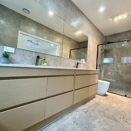 Modern 4br 3bath Duplex Near Train Station Stylish Comfortable Villa