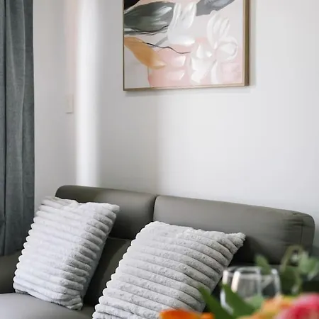 Spacious Twin Q Beds Sleep 4 Budget Friendly Holiday home *