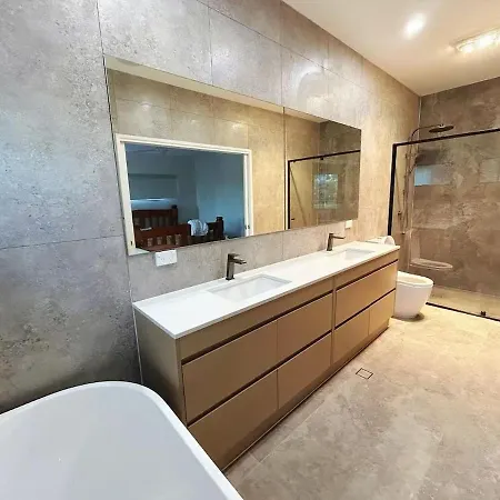 Modern 4br 3bath Duplex Near Train Station Stylish Comfortable * Brisbane