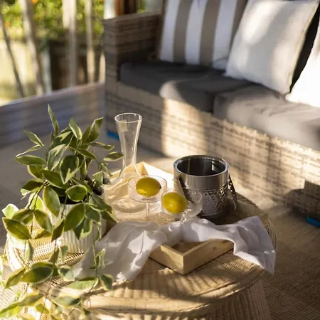 Tropical Tranquility Spacious Family Leafy Oasis Holiday home
