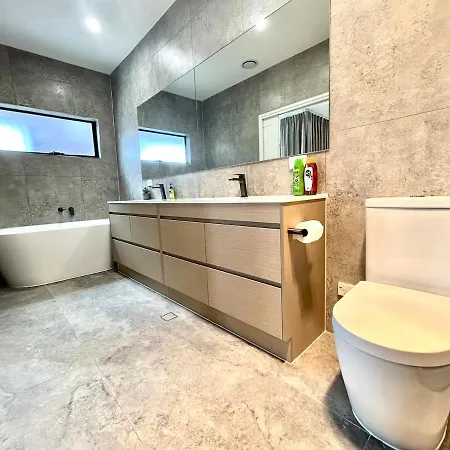 Modern 4br 3bath Duplex Near Train Station Stylish Comfortable Villa Brisbane