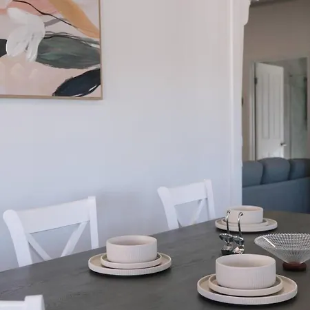 Stylish Escape With Balcony Near Rbwh And Cbd *