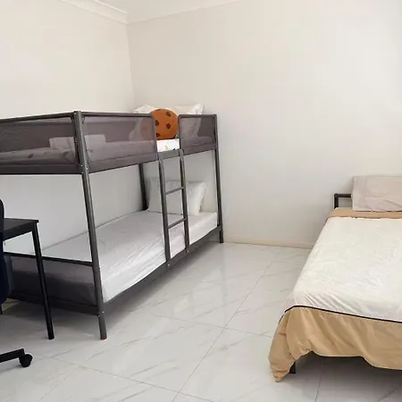 Villa Spacious Family Retreat With Pool In Carindale Brisbane