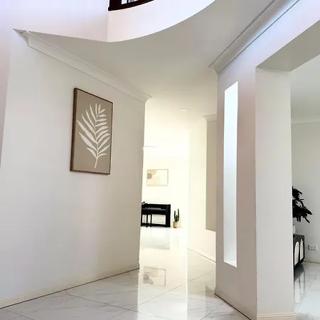 Spacious Family Retreat With Pool In Carindale Brisbane