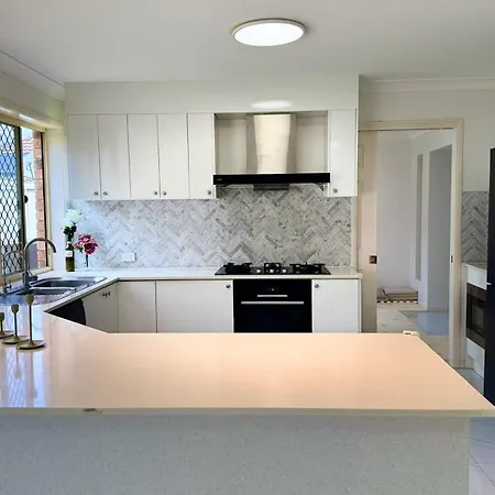 Spacious Family Retreat With Pool In Carindale Brisbane