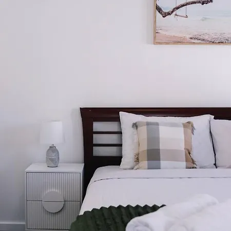 Stylish Escape With Balcony Near Rbwh And Cbd Holiday home