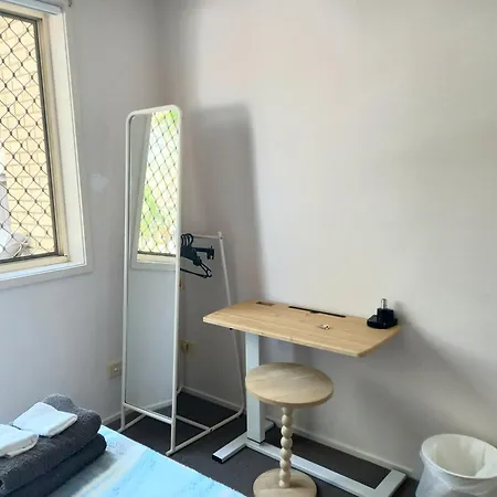 Air Conditioned Floral Youth Backpacker And House Guest house *