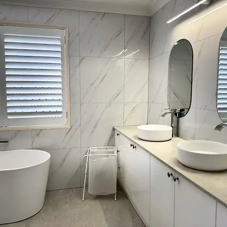 Spacious Family Retreat With Pool In Carindale Brisbane