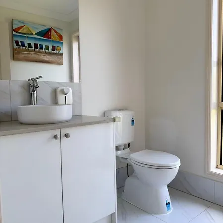 Spacious Family Retreat With Pool In Carindale *