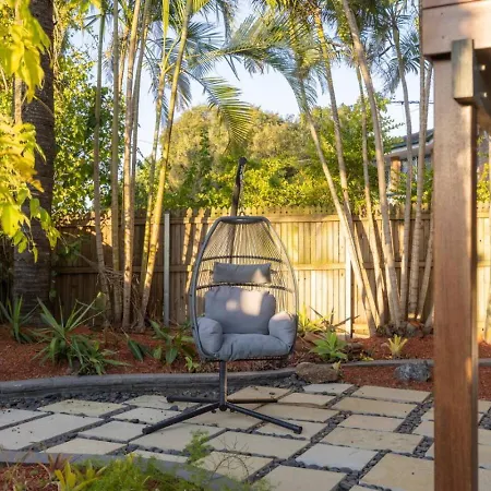 Tropical Tranquility Spacious Family Leafy Oasis Holiday home