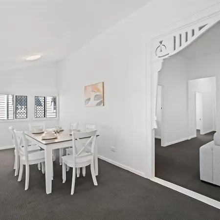Spacious Dual Retreat Balcony Near Rbwh And Cbd Holiday home *