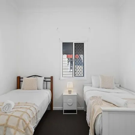 Spacious Dual Retreat Balcony Near Rbwh And Cbd