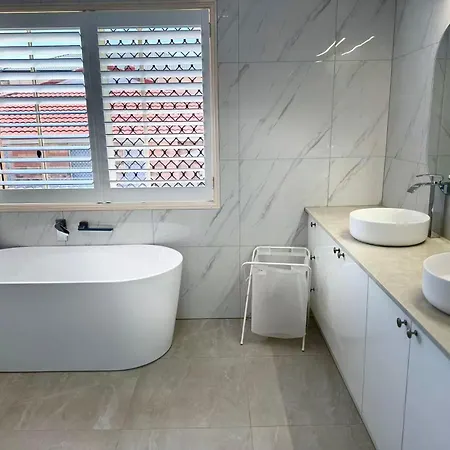 Spacious Family Retreat With Pool In Carindale