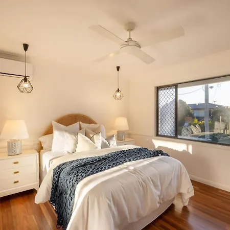 Tropical Tranquility Spacious Family Leafy Oasis Holiday home *